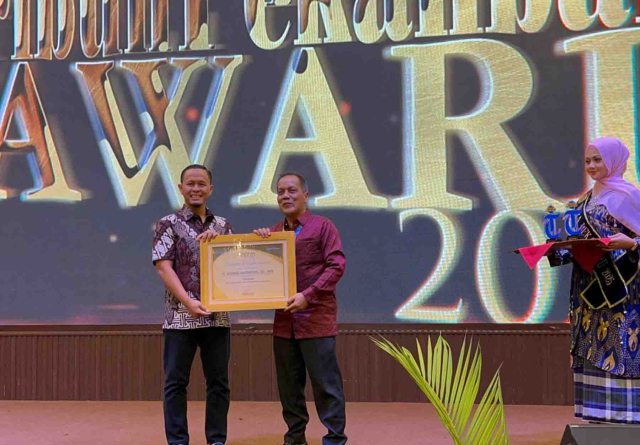Wali Kota Pekanbaru Agung Nugroho Raih Dua Penghargaan di Tribun Pekanbaru Award 2025