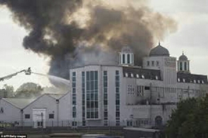 GoRiau Masjid Berkapasitas 10.500 Jamaah di London Dibakar
