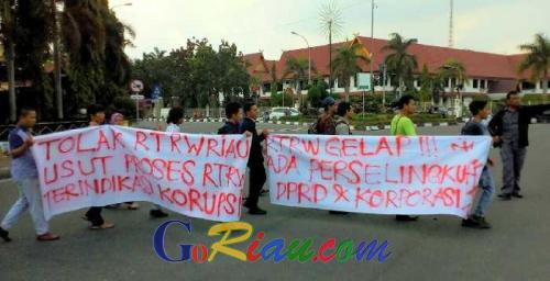 Unjuk Rasa di Mapolda Riau, Massa Minta Aparat Selidiki Dugaan Praktik Korupsi dalam Penyusunan RTRW Riau