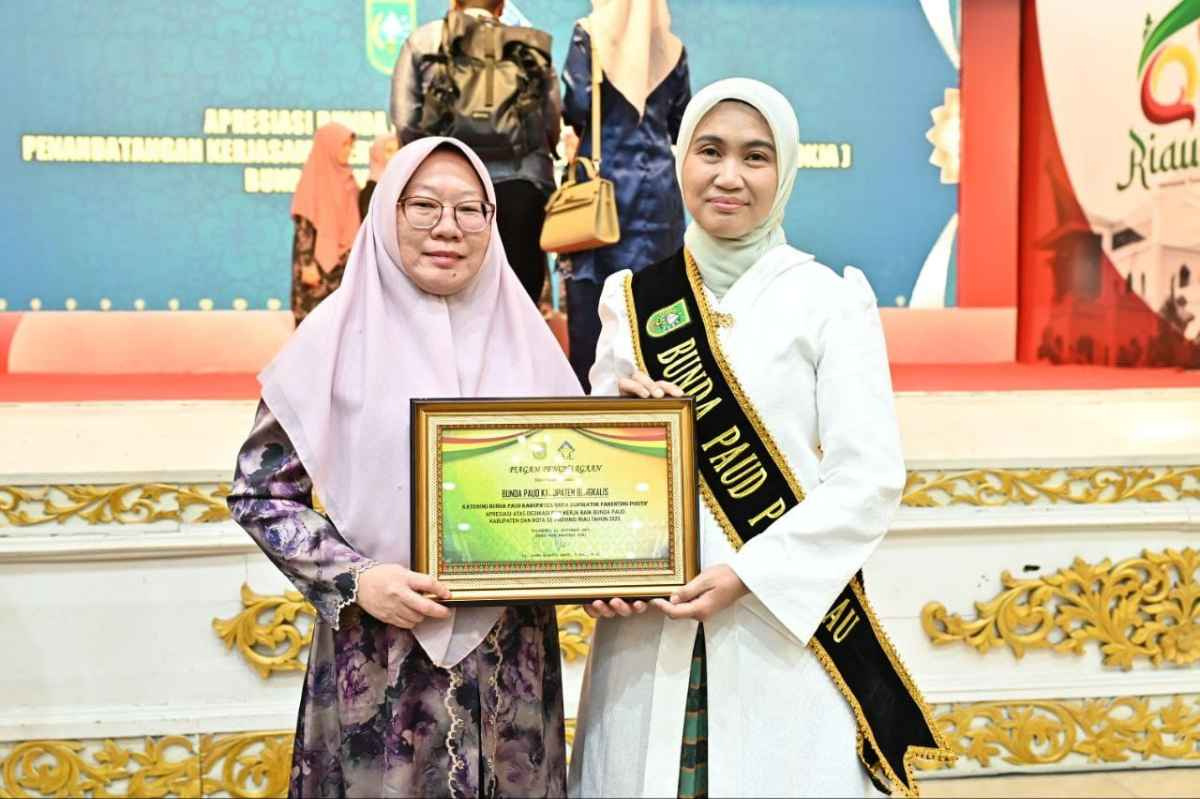 Bupati Kasmarni Terima Penghargaan Inspirator Parenting Positif dari Bunda PAUD Riau