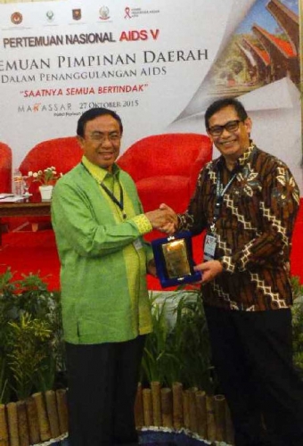 Hadiri Pertemuan Nasional AIDS di Makassar, Bupati Inhil Terima Penghargaan KPA Terbaik se Sumatera