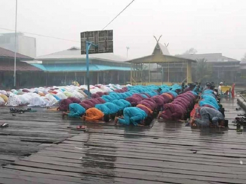 Sedang Salat Istisqa, Siswa SMA di Tanah Merah Inhil Diguyur Hujan