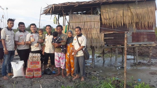 Maknai Sumpah Pemuda, PD Pemuda Muhammadiyah Bantu Sembako Keluarga Miskin di Danau Janda Gatal Rohil
