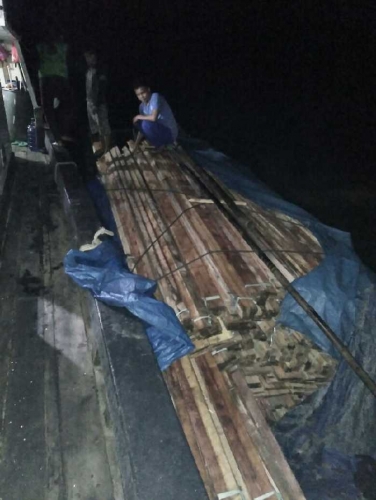 Patroli Polair Polda Riau Tangkap Kapal Pengangkut Kayu Hasil Ilegal Logging di Perairan Inhil