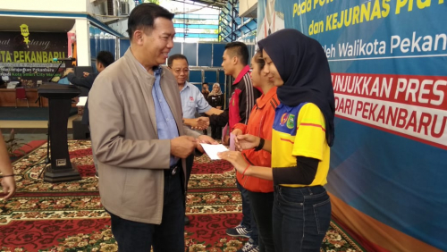 Pelepasan Atlet Porwil 2019 ke Bengkulu, Firdaus Beri Sagu Hati