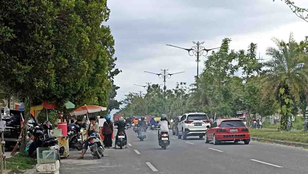 Hati-hati Melewati Jalan Naga Sakti, Dagangan PKL Sudah Memakan Satu Lajur Badan Jalan