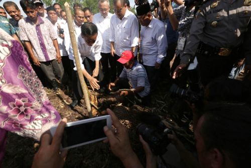 Jokowi Bantu Rp 300 Juta untuk Bendungan Warga Meranti