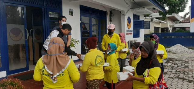 Terapkan Protokol Kesehatan Covid-19 di Jumat Berkah, Nasdem Millenial Riau Kembali Berbagi Nasi Kotak