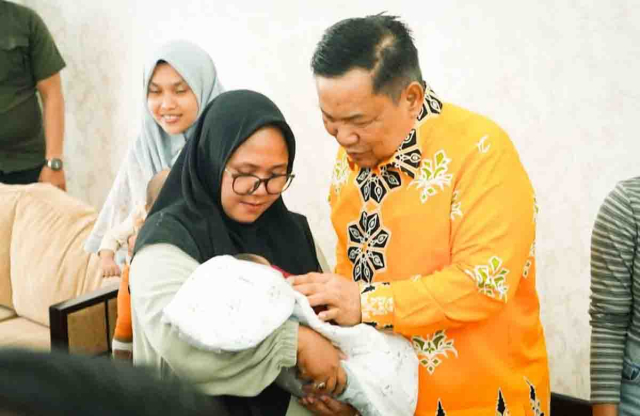 Temui Pasien Rujukan di Bandara SSK II Pekanbaru, Plt Gubernur Riau Beri Dukungan dan Pastikan Seluruh Biaya Ditanggung Pemprov