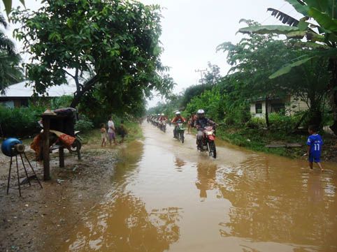 Dinsosnakertrans Rohul Kerahkan Bantuan ke Desa Korban Banjir