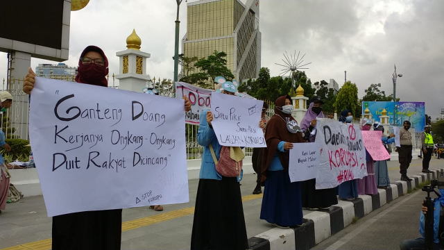 Gelar Aksi Teatrikal Sindir Pemerintah, Massa BEM Unri Lepaskan Tikus di Depan Kantor Gubernur Riau