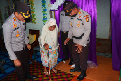 GoRiau Beri Semangat untuk Nurmala Agar Bisa Berjalan, Kapolres Inhu Bantu Tongkat