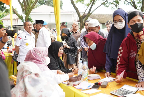 Gubernur Syamsuar Gelar Operasi Pasar Murah, Emak-emak Ucapkan Terima Kasih