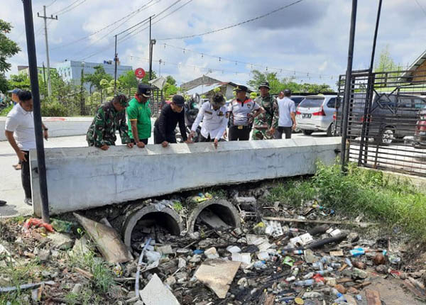 Pj Wali Kota Pekanbaru Patroli Sampah Hingga Dini Hari Demi Kebersihan