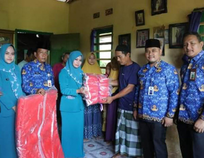 GoRiau Ketua TP-PKK Salurkan Bantuan untuk Korban Longsor di Tenayan Raya