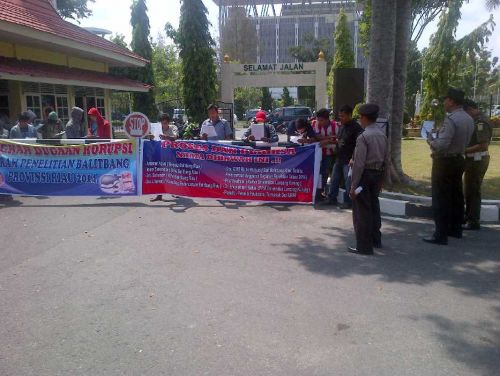 Massa Minta Kepala Balitbang Riau dan Rektor Unilak Diperiksa