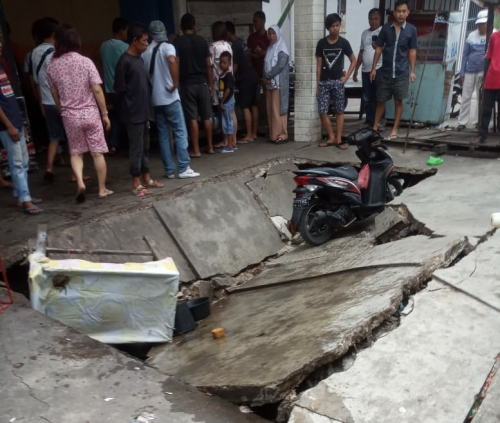 Semenisasi Halaman Kedai Kopi di Jalan Jawi-jawi Selatpanjang Amblas