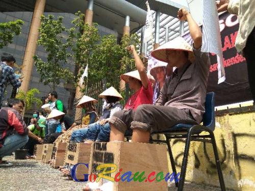 Kunjungan Ibu Negara ke Pekanbaru Disambut Aksi Cor Kaki Sebagai Solidaritas Tolak Pabrik Semen di Rembang