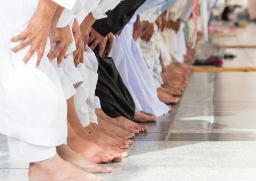 Tetap Shalat Jumat, Imam Digelandang, Jamaah Dikejar Hingga ke Atap Masjid