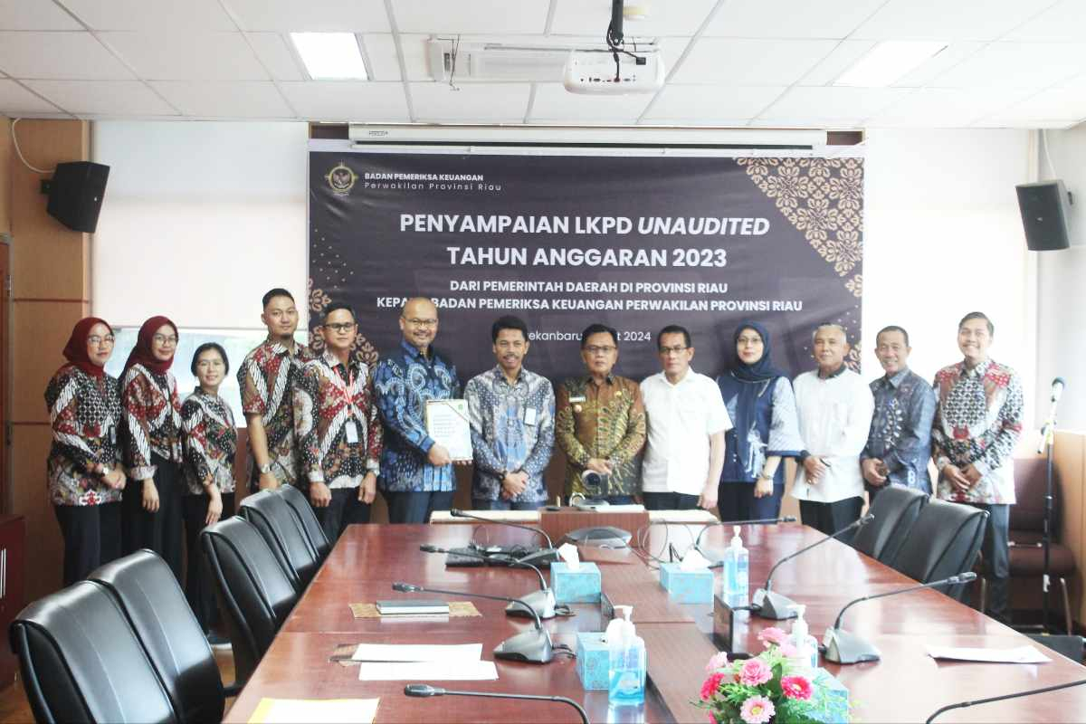 Plt Bupati Asmar Serahkan LKPD Tahun 2023 ke BPK RI Perwakilan Riau