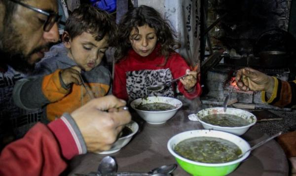 Tak Ada Makanan, Warga Gaza Terpaksa Makan Tanaman Liar Saat Berbuka
