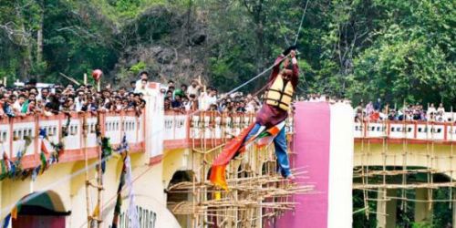 Mau Pecahkan Rekor Dunia, Polisi India Tewas Tergantung di Ketinggian 3.048 Meter