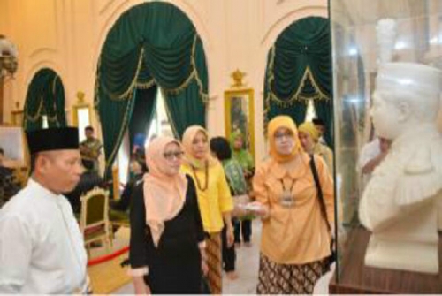 Berkunjung ke Istana Siak, Istri Danjen Kopasus Puji Pemkab yang Peduli dengan Cagar Budaya