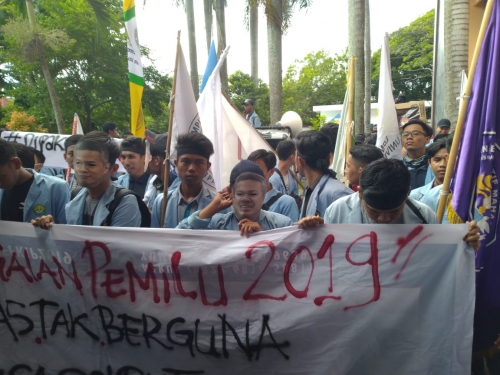 Tak Dapat Memilih, Ratusan Mahasiswa Unri Geruduk Gedung KPU Riau
