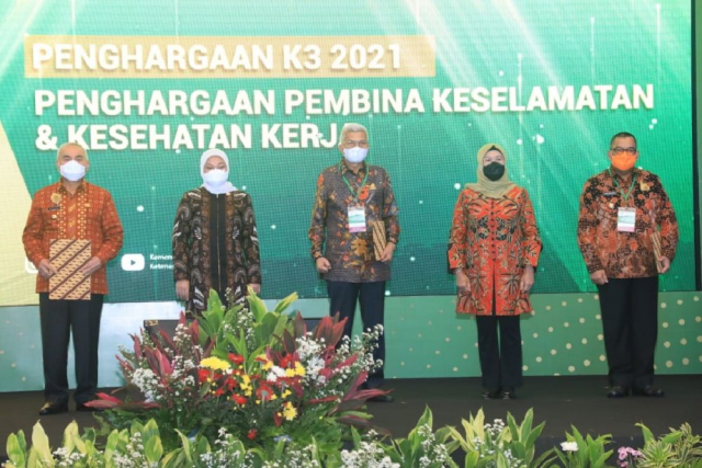 Kemnaker Beri Penghargaan K3 kepada 16 Kepala Daerah, Termasuk Gubernur Riau