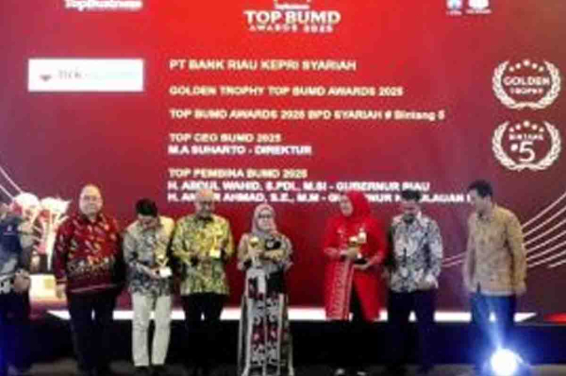 Gubernur Riau dan Kepri Terima Golden Trophy di Top BUMD Awards 2025