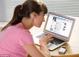 GoRiau Wanita Jangan Terlalu Sering Update Status di FB, Ini Risikonya
