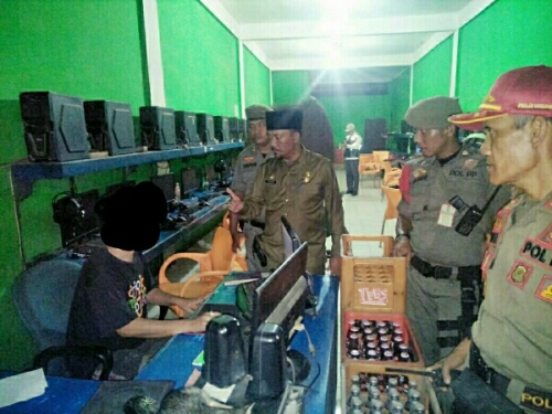 Langgar Jam Operasional saat Ramadan, Satpol PP Pelalawan Angkut Peralatan Warnet