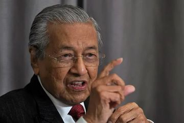 Mahathir Mohamad dan Putranya Dipecat Partai Bersatu