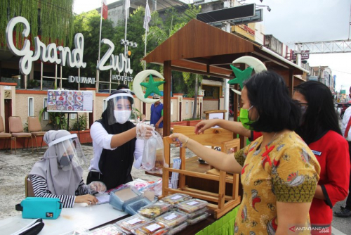 Pemprov Riau Salurkan 2.876 Paket Sembako untuk Korban PHK