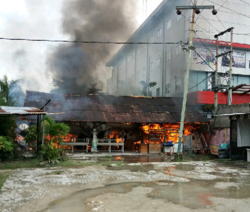 Ditinggal Mudik, Satu Rumah dan Kafe Angkringan Semi Permanen di Jalan Sudirman Pekanbaru Ludes Terbakar