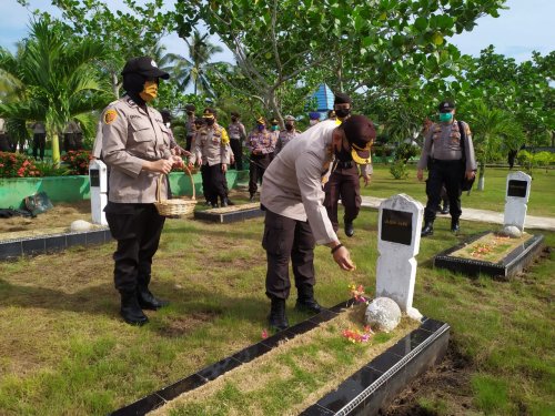 Peringati Hari Bhayangkara ke-74, Polres Meranti Tabur Bunga di Taman Makam Pahlawan