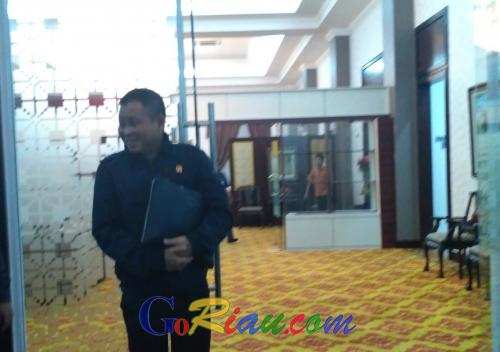 Mendarat di VIP Lancang Kuning, Menteri ESDM Disambut Gubernur Riau