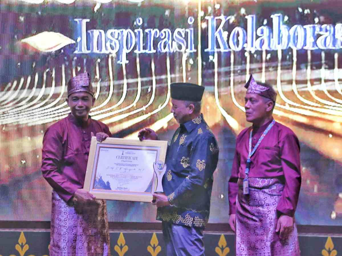 Plt Gubernur Riau Raih Anugerah Inovasi Digital di Tribun Pekanbaru Awards 2026