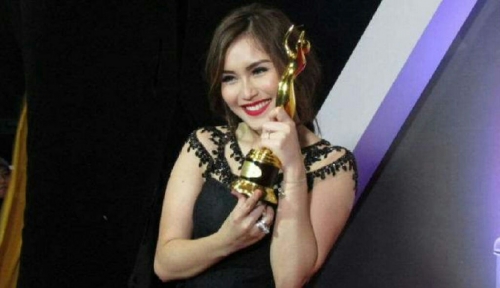 Ayu Ting Ting Sabet Piala AMI Awards