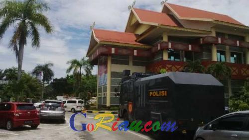 Ratusan Polisi dan Kendaraan Watercanon Disiagakan di Kantor DPRD Provinsi Riau Amankan Ribuan Massa Aksi 299