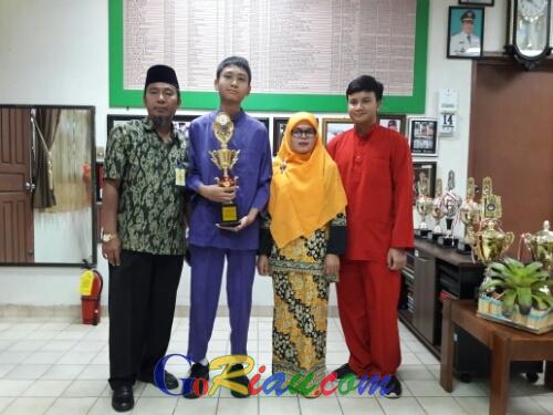 Terbiasa Gunakan Bahasa Inggris, Pelajar SMAS Cendana Juarai AECS di Bandung