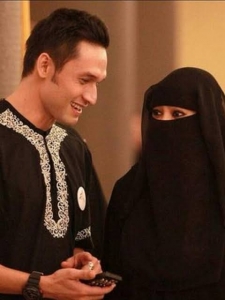 GoRiau Kirim Bunga ke Umi Pipik Bertuliskan Calon Suami, Ini Pengakuan Indra Bruggman