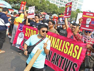 Desak Polisi Cabut Status Tersangka Dandhy Laksono, Jurnalis Jalan Mundur di Bundaran HI