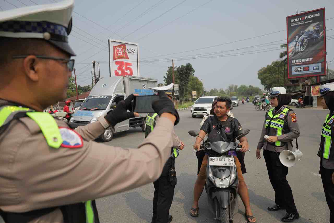 Pelanggaran Helm Melonjak, Satlantas Polresta Pekanbaru Gelar Teguran Simpatik di Rumbai