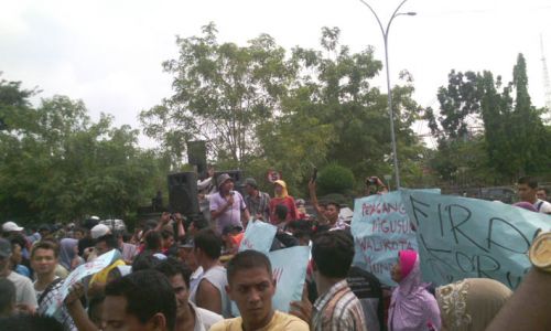 Demo di Kantor Walikota Pekanbaru, Pedagang: Pasar Digusur, Firdaus Tumbang