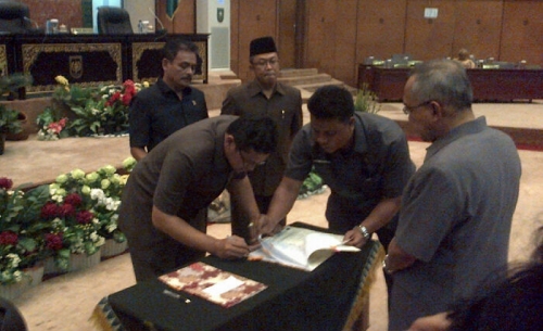 Berlangsung Singkat, DPRD Riau Teken Nota Kesepahaman KUA-PPAS APBD-P 2015