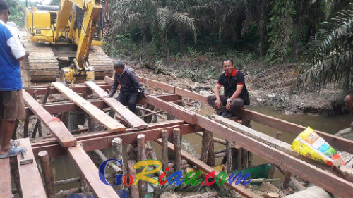 Jembatan Dusun Macang yang Roboh Akibat Banjir Mulai Diperbaiki