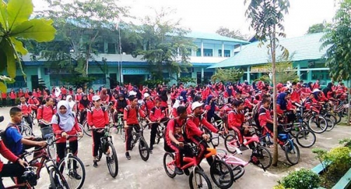 Guru dan Pelajar SMPN 1 Bantan Bengkalis Naik Sepeda ke Sekolah
