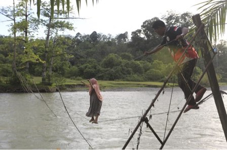 Tak Ada Jembatan Layak, Warga Aceh Barat Bergelantungan di Kabel untuk Menyebrang Desa