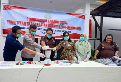 Kejari Meranti Musnahkan Barang Bukti 12 Perkara, Dua Kontainer Rokok Ilegal Ikut Dimusnahkan